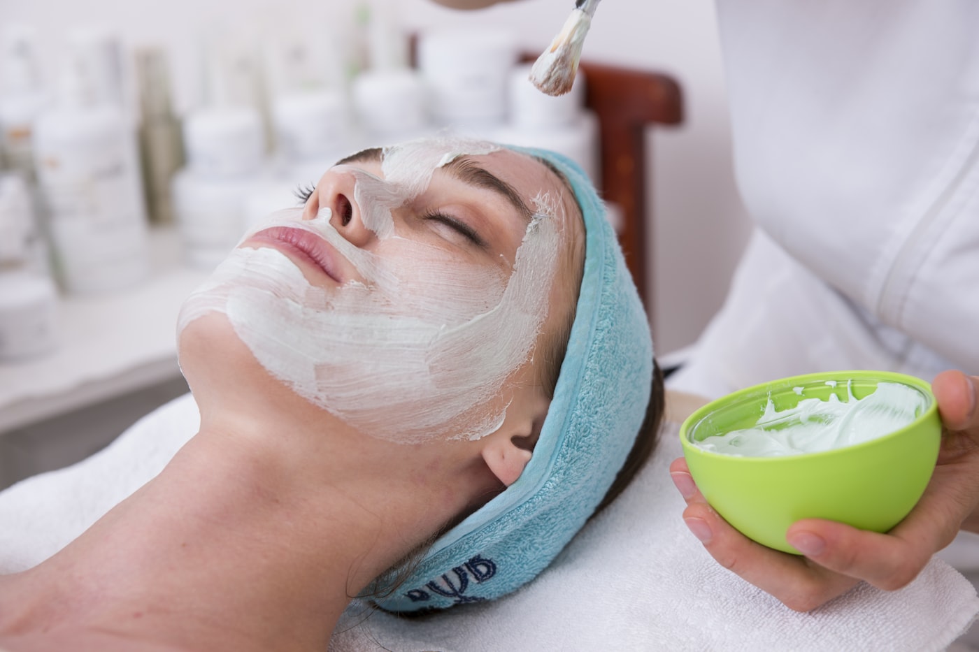 Aplicación de mascarilla facial profesional