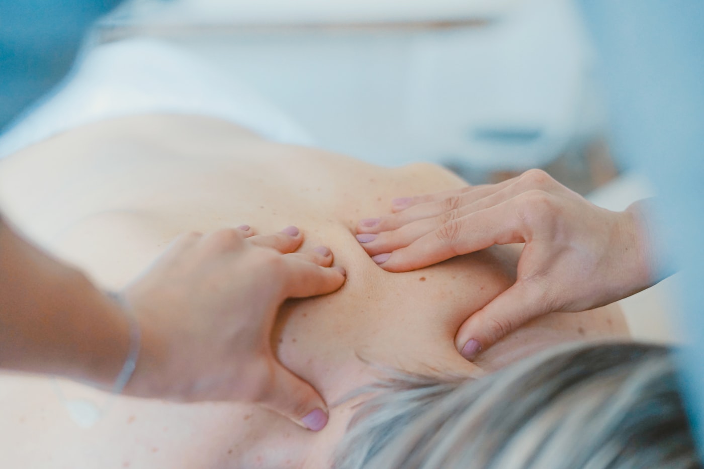 Terapeuta realizando tratamiento corporal en espalda